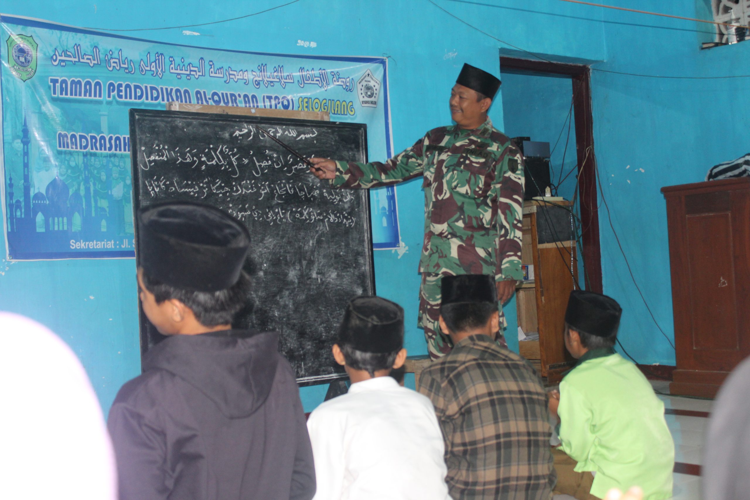 Kedekatan dengan Warga, Prajurit TNI Kodim 0809 Kediri Tanpa Lelah Mengabdi dalam TMMD ke-122