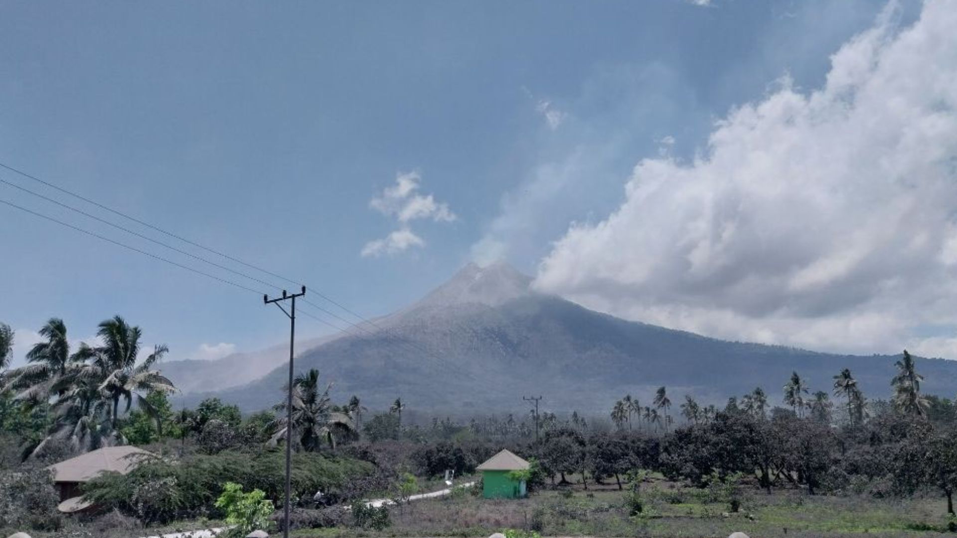 Gunung Lewotobi Laki-laki Erupsi, Intip Sejarah Gunung Kembar di NTT Ini Yuk!