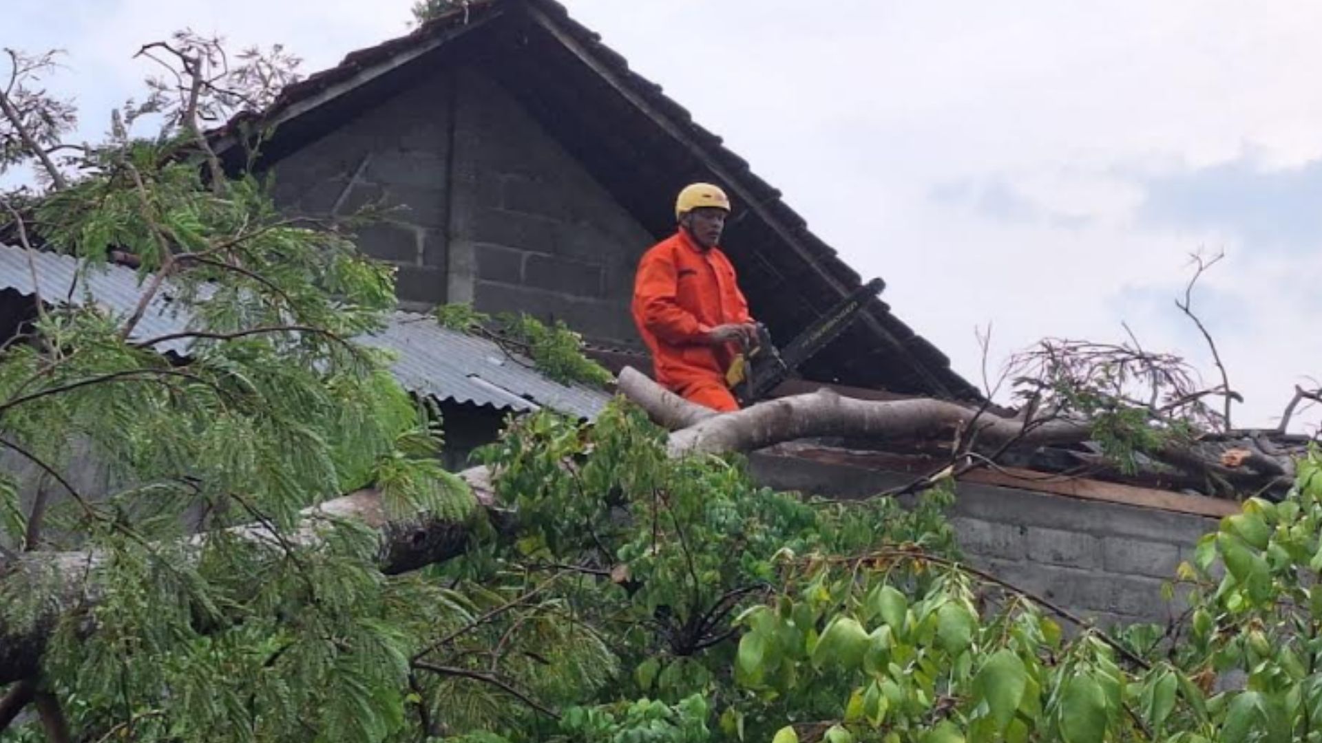 95 Rumah Rusak Akibat Angin Puting Beliung, BPBD Tulungagung Beri Bantuan