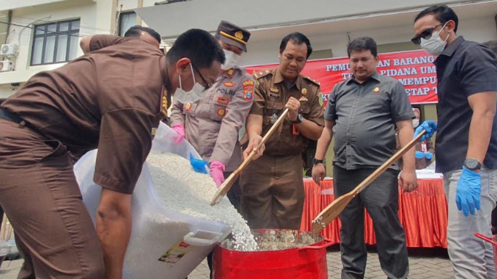 Kejari Tulungagung Musnahkan Barang Bukti 181 Kasus Tindak Pidana