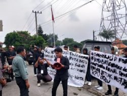 APD Aksi Demo Mahasiswa, KPU Kota Batu Dituduh Tidak Netral dan Fasilitasi Kampanye Tertentu