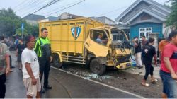 Gagal Menyalip! Bus Bagong Tabrak Truk Mitsubishi di Ngantru Tulungagung