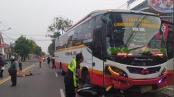 Bus Harapan Jaya Tabrak Pemotor di Tulungagung