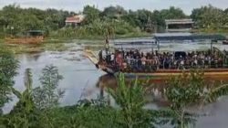 Gegara Eceng Gondok Perahu Bermuatan 50 Penumpang Hanyut di Sungai Brantas