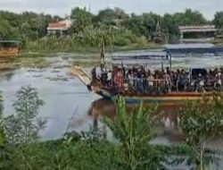 Gegara Eceng Gondok Perahu Bermuatan 50 Penumpang Hanyut di Sungai Brantas