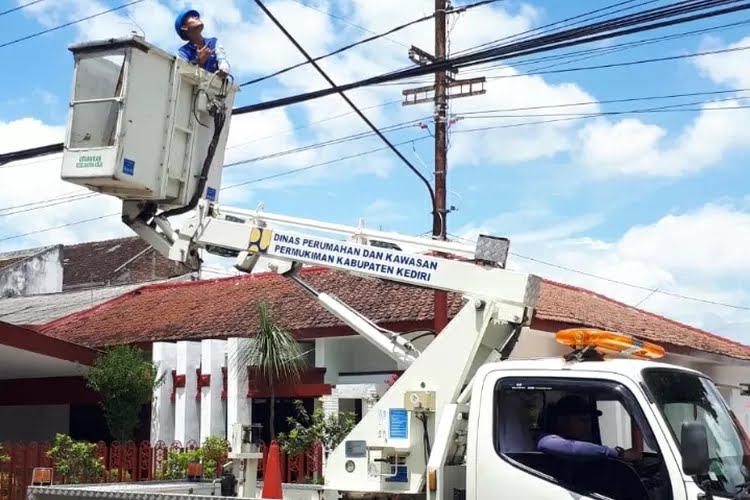 Dinas Perkim Kediri Cek dan Perbaiki PJU Menjelang Musim Hujan