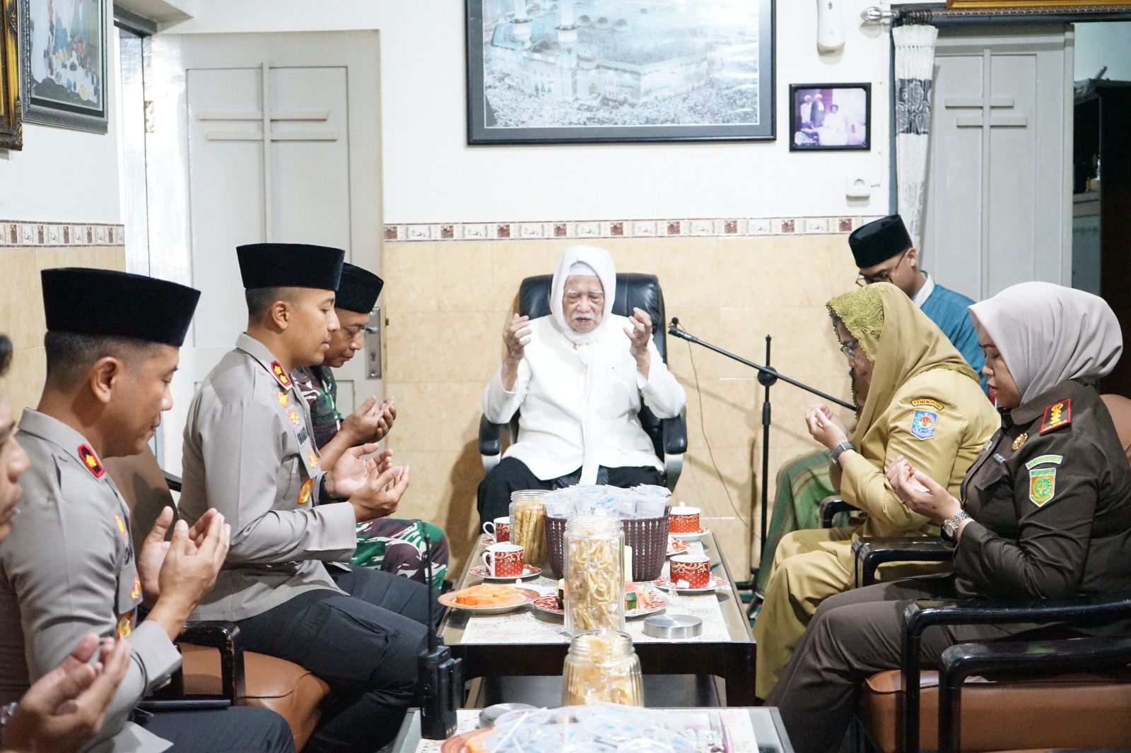 Pj Wali Kota Kediri dan Forkopimda Kota Kediri Sowan Kediaman KH Anwar Manshur Ponpes Lirboyo, Mohon Didoakan Agar Pemilu Kota Kediri Berjalan Lancar