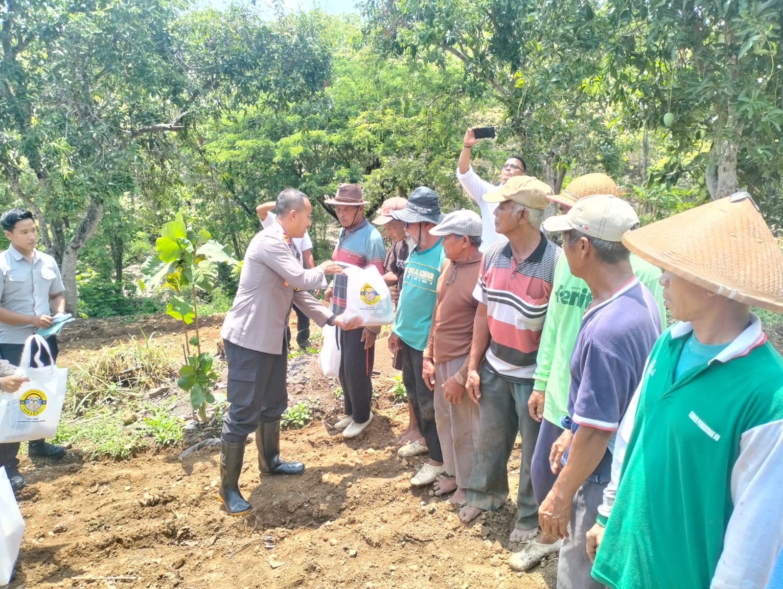 Kapolri Luncurkan Gugus Tugas Polri untuk Mendukung Ketahanan Pangan di Desa Puhrubuh