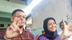 Bunda Fey didampingi suaminya mencoblos di TPS 04 Kelurahan Banjaran (Bidu)