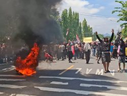 Ratusan Warga Desa Satak, Kecamatan Puncu, Kabupaten Kediri Blokir Jalan, Tuntut Pencopotan Ketua LMDH