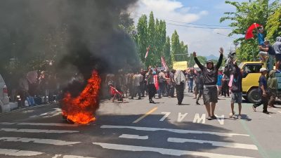 Ratusan Warga Desa Satak, Kecamatan Puncu, Kabupaten Kediri Blokir Jalan, Tuntut Pencopotan Ketua LMDH