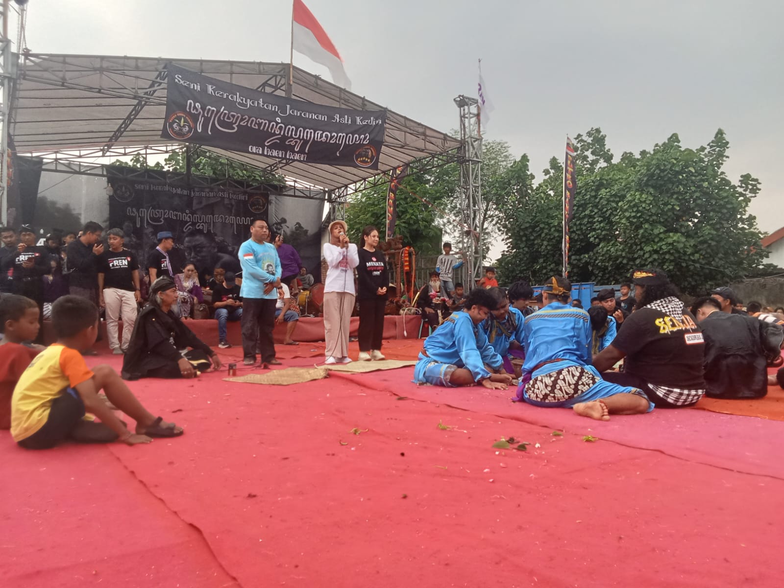 Hadir di Pertunjukan Seni Jaranan di Kelurahan Jamsaren, Bunda Fey Sampaikan Komitmen Pelestarian Budaya Lokal