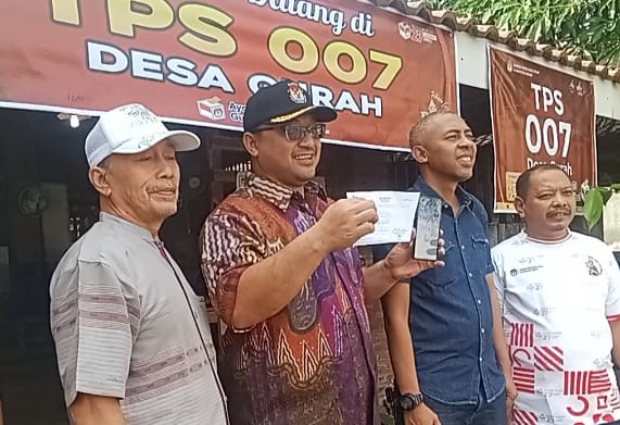 Eka Wisnu usai menyalurkan hak pilihnya (Bidu)