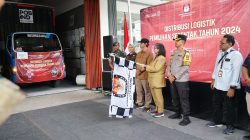 Pj Wali Kota Kediri Bersama Forkopimda Kota Kediri Lakukan Pengecekan dan Berangkatkan Distribusi Logistik Pemilu 2024