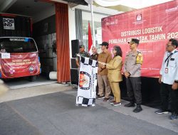 Pj Wali Kota Kediri Bersama Forkopimda Kota Kediri Lakukan Pengecekan dan Berangkatkan Distribusi Logistik Pemilu 2024