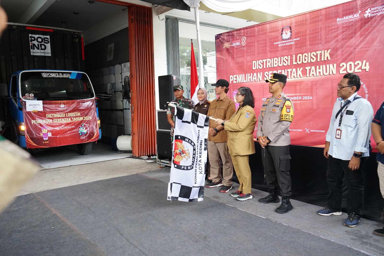 Pj Wali Kota Kediri Bersama Forkopimda Kota Kediri Lakukan Pengecekan dan Berangkatkan Distribusi Logistik Pemilu 2024