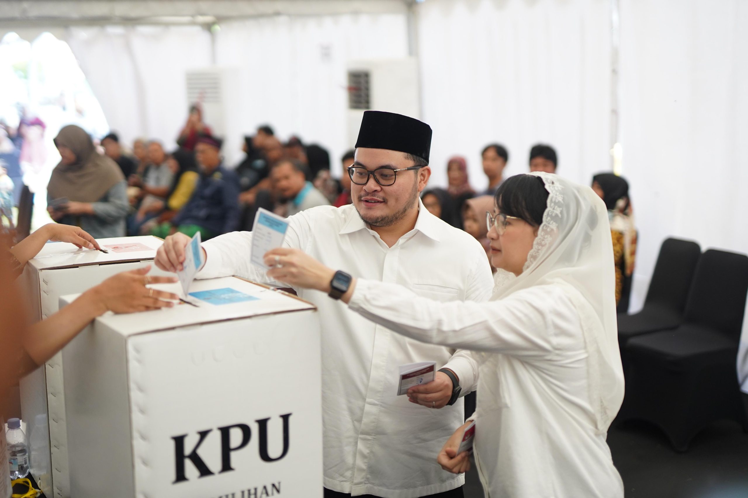 Mas Dhito  dan Istri Mencoblos di TPS 010, Jadi Perhatian Pengguna Hak Pilih Lainnya