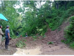 Jalan Ponorogo-Madiun di Area Ngebel Tertutup Longsor, BPBD  :  Jalur Ditutup Total, Harus Lewat Jalan Alternatif