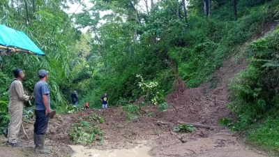 Kondisi longsoran dikawasan Ngebel  yang menutup akses jalan dari Ponorogo - Madiun