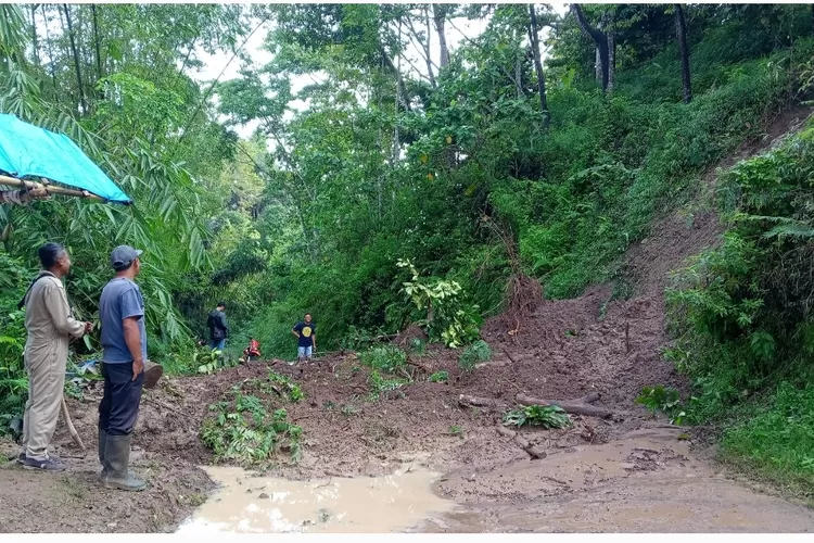 Kondisi longsoran dikawasan Ngebel  yang menutup akses jalan dari Ponorogo - Madiun