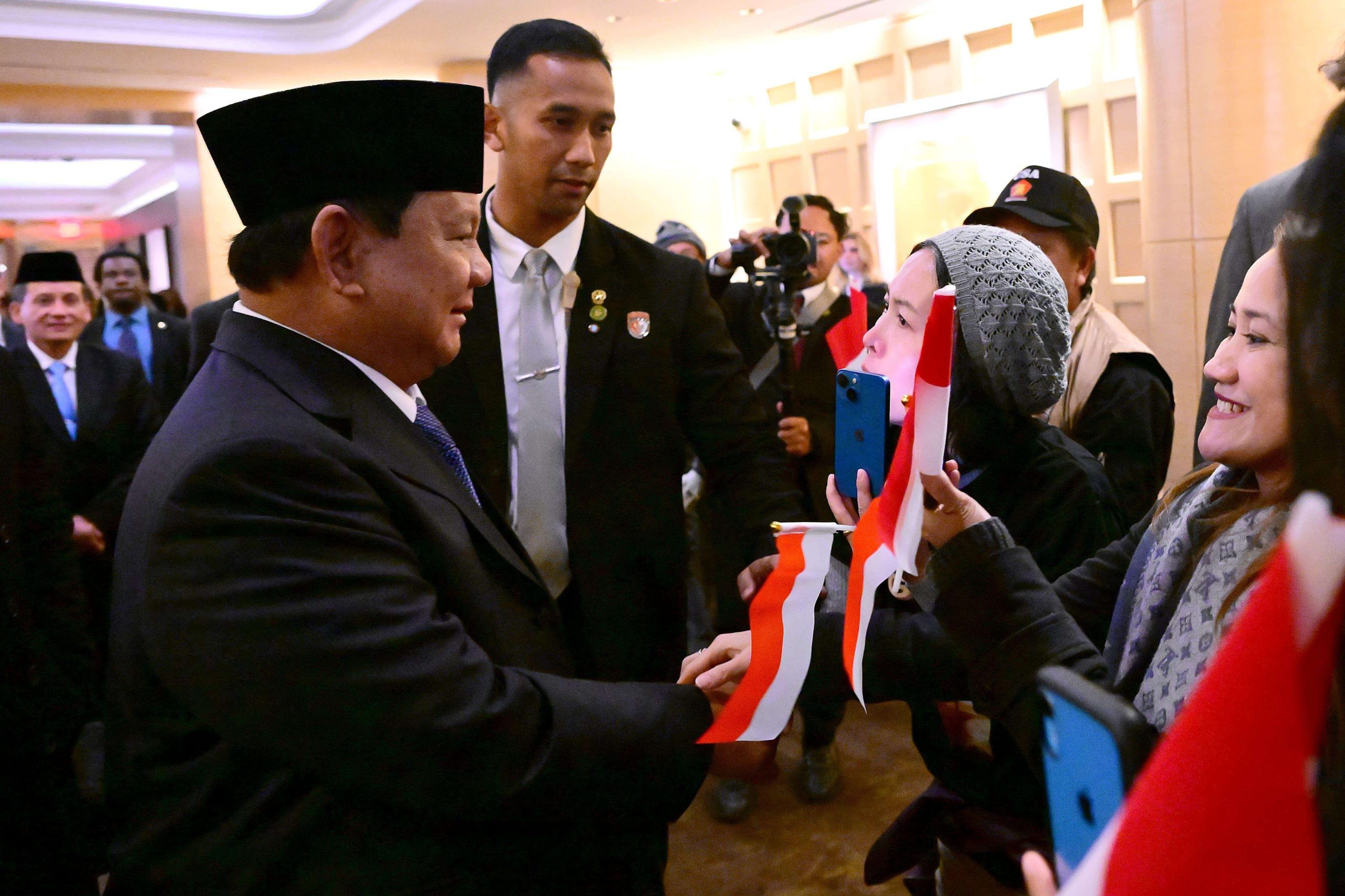 Presiden Prabowo Subianto ketika mendapat sambutan hangat dari masyarakat Indonesia dan diaspora Indonesia di Amerika Serikat, saat tiba di Amerika Serikat