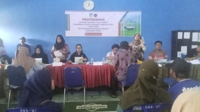 Penyerahan Sertifikat Tanah Melalui PTSL di Desa Nambaan, Kecamatan Ngasem, Kabupaten Kediri Disambut Gembira Semua Warga