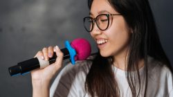 Daftar 70 Lagu Karaoke Terbaik Sepanjang Masa, Ada Banyak Genre!