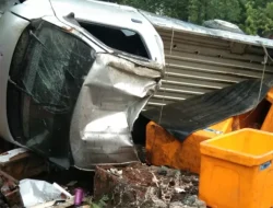 Diduga Mengantuk, Mobil Pick Up Alami Kecelakaan Tunggal di Ponorogo: Berikut Kronologinya