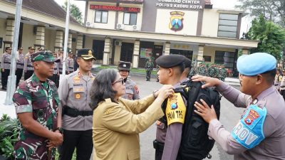 Pj Wali Kota Kediri Pimpin Apel Pergeseran Pasukan Pengaman TPS Tahap Pemungutan dan Penghitungan Suara Pilkada Serentak Tahun 2024