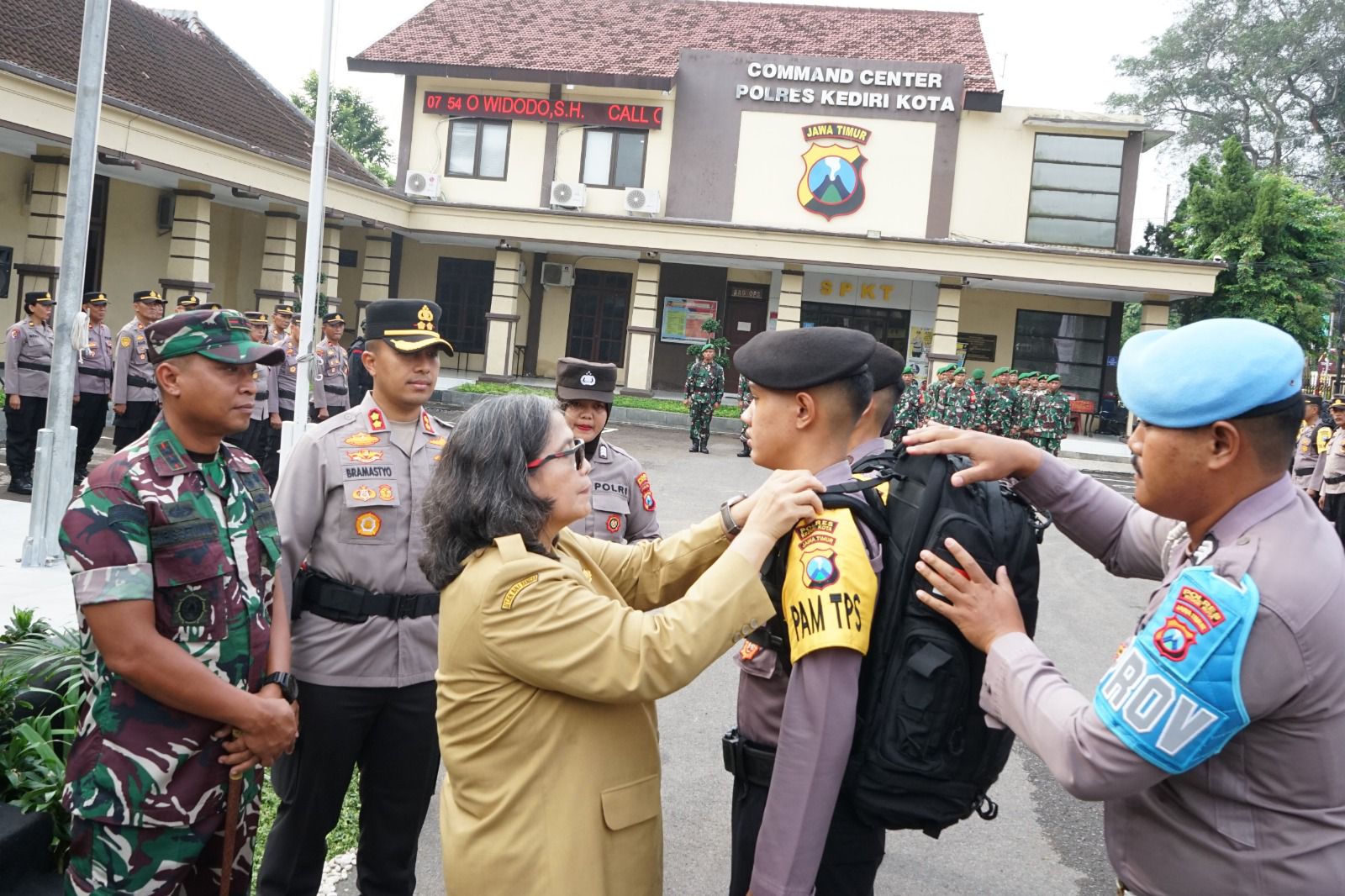 Pj Wali Kota Kediri Pimpin Apel Pergeseran Pasukan Pengaman TPS Tahap Pemungutan dan Penghitungan Suara Pilkada Serentak Tahun 2024