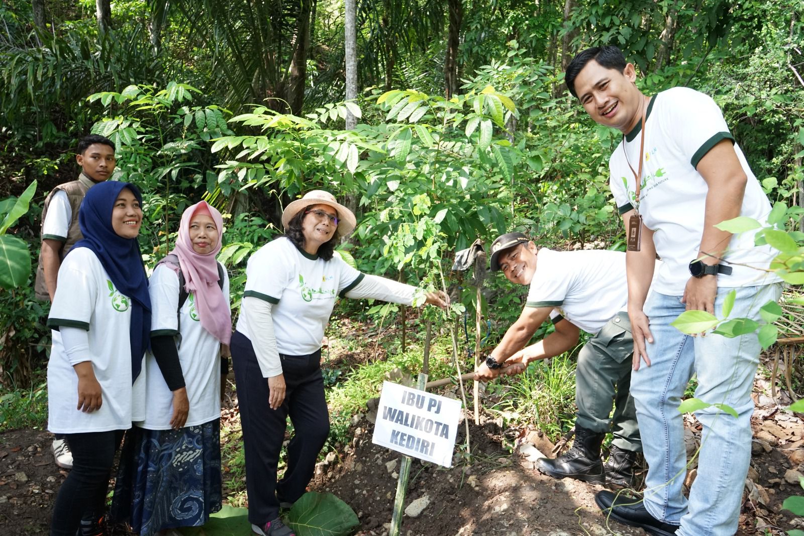 Pj Wali Kota Kediri Tanam Pohon Bersama PLN dan Perhutani, Wujud Nyata Kolaborasi Peduli Lingkungan