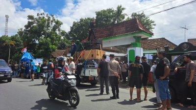 Anak Kades Lolos Seleksi Perangkat, Warga Demo Balai Desa