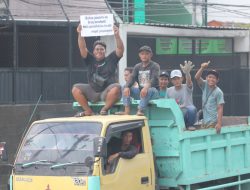 Ratusan Truk Penambang Tradisional Gelar Unjuk Rasa di Depan Pemkab Kediri