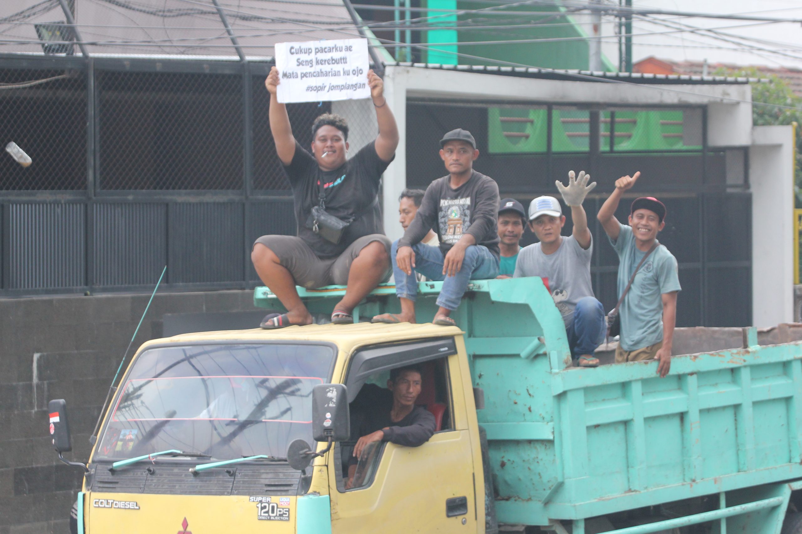 Ratusan Truk Penambang Tradisional Gelar Unjuk Rasa di Depan Pemkab Kediri