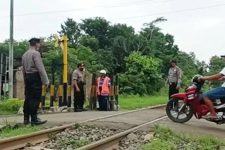 Polisi Pantau Keamanan Rel Menjelang Nataru, Antisipasi Kecelakaan Kereta di Ngadiluwih