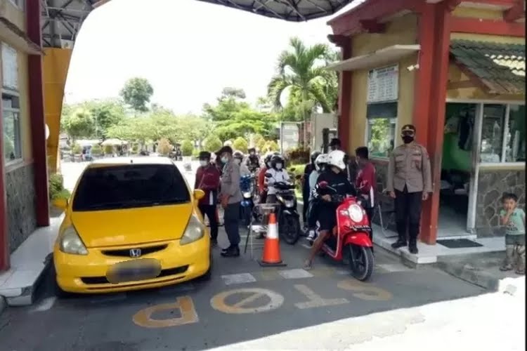 Disparbud Kediri Pasang Poster dan Banner di Kawasan Wisata Pegunungan Saat Musim Hujan dan Cuaca Ekstrem