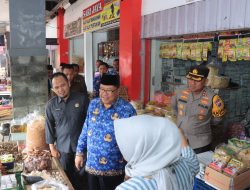 Wali Kota dan Kapolres Blitar Sidak Pasar, Pastikan Ketersediaan Sembako Aman Jelang Nataru