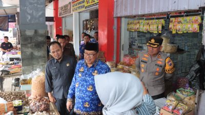 Wali Kota dan Kapolres Blitar Sidak Pasar, Pastikan Ketersediaan Sembako Aman Jelang Nataru