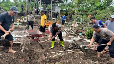 Polres Blitar Bersama Warga Tata Ulang Makam yang Rusak Akibat Banjir