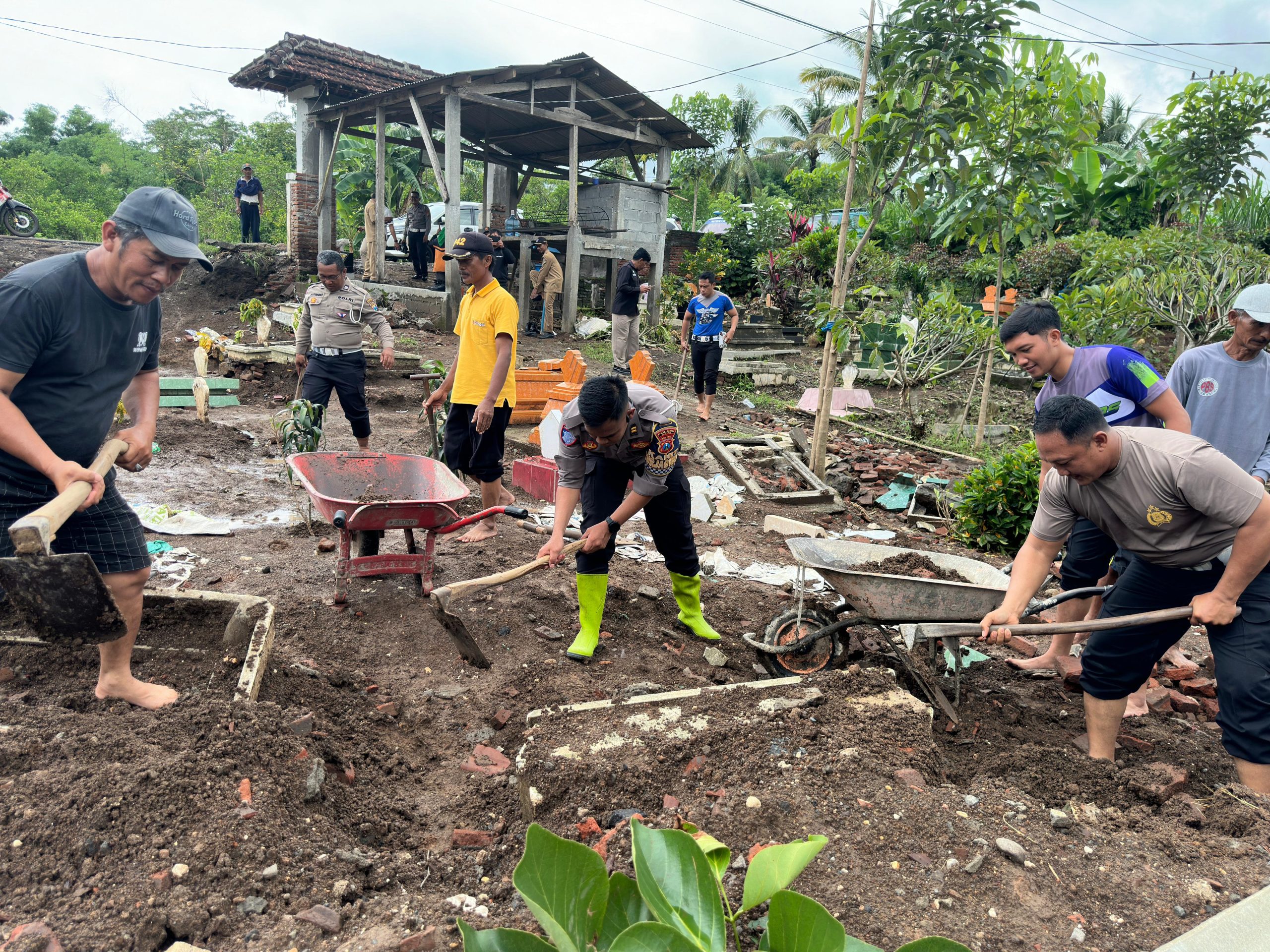 Polres Blitar Bersama Warga Tata Ulang Makam yang Rusak Akibat Banjir