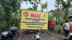 Warga Pagerwojo Tutup Akses ke TPA Kesamben Akibat Jalan Rusak