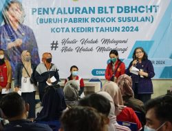 Pj Wali Kota Kediri Salurkan BLT DBHCHT Untuk Buruh Pabrik Rokok Susulan