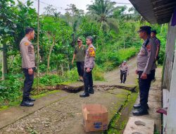 Polres Trenggalek Salurkan Bantuan Sosial bagi Korban Bencana Tanah Gerak dan Banjir