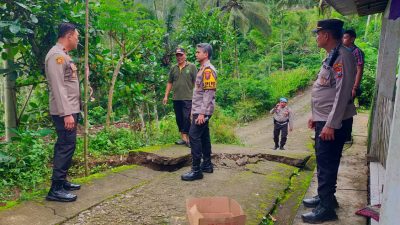 Polres Trenggalek Salurkan Bantuan Sosial bagi Korban Bencana Tanah Gerak dan Banjir