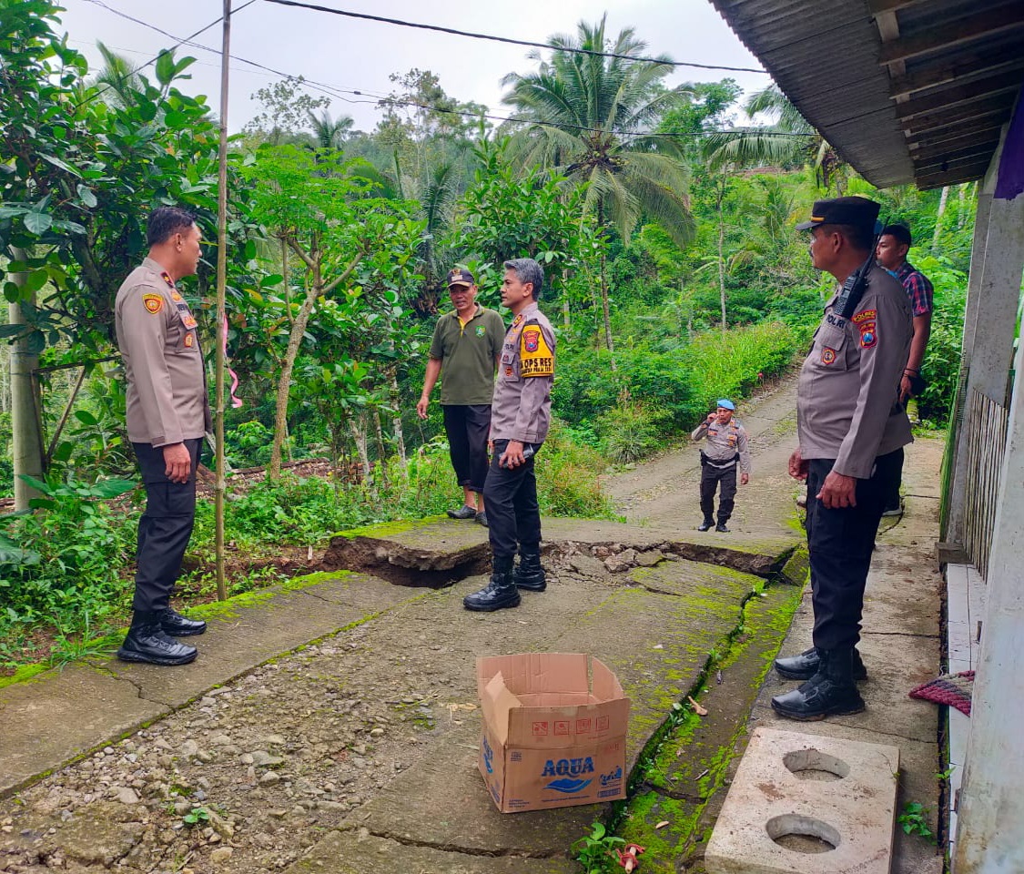 Polres Trenggalek Salurkan Bantuan Sosial bagi Korban Bencana Tanah Gerak dan Banjir