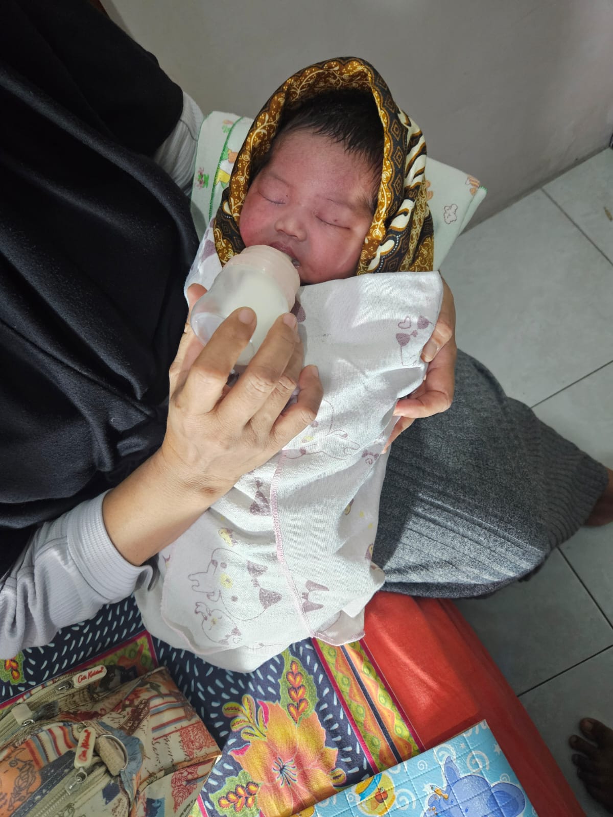 Heboh! Bayi Perempuan Ditemukan dalam Kardus di Perkebunan Warga Trenggalek