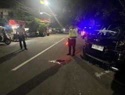 Gegara Main HP! Pengendara Motor Tabrak Mobil Parkir di Trenggalek