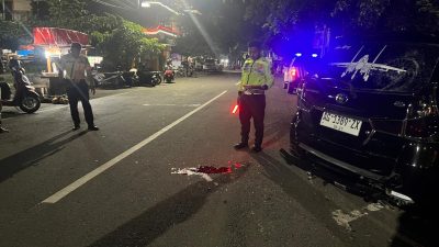 Gegara Main HP! Pengendara Motor Tabrak Mobil Parkir di Trenggalek