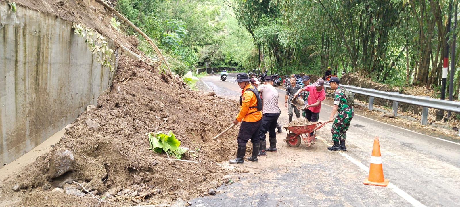 Longsor Tutup Akses Jalan Trenggalek–Pacitan, Warga Diminta Siaga