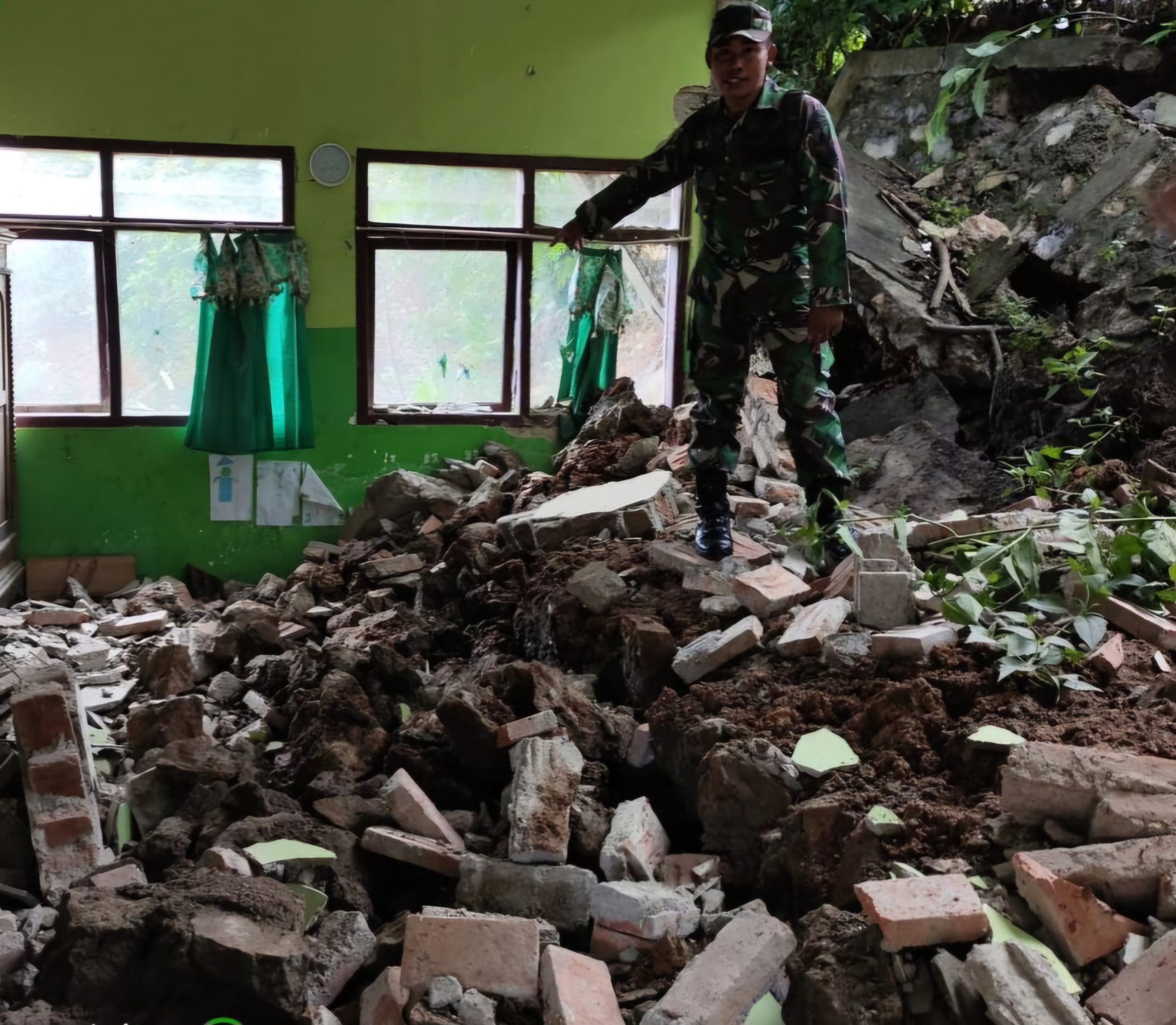 Ruang Kelas SD di Trenggalek Rusak Tertimpa Longsor, Pembelajaran Dipindah ke Masjid